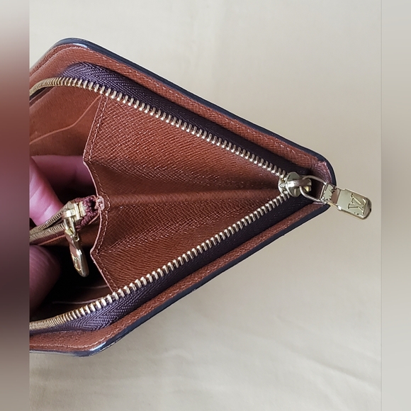 Louis Vuitton Monogram Zippy Wallet - Picture 9 of 16